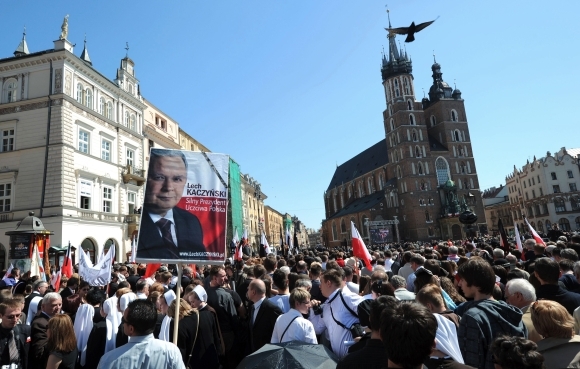 Circa 150.000 de polonezi au asistat la funeraliile preşedintelui Lech Kaczynski (Imagine: Mediafax Foto/AFP)