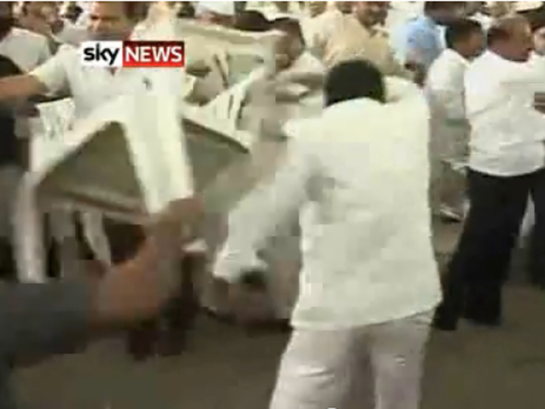 Imaginea articolului Un politician indian, bătut cu scaunele de rivali din cadrul partidului său - VIDEO