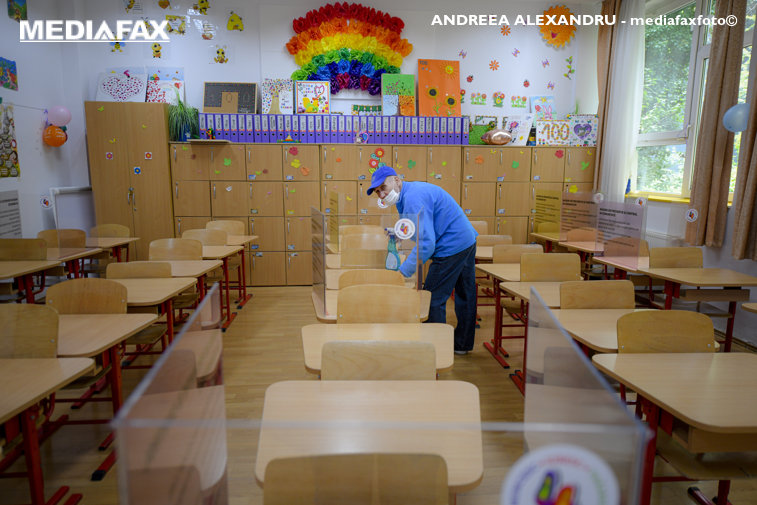 Imaginea articolului Alexandru Rafila: Să fim pregătiţi în septembrie, mai puţin elevi în clase, programe decalate