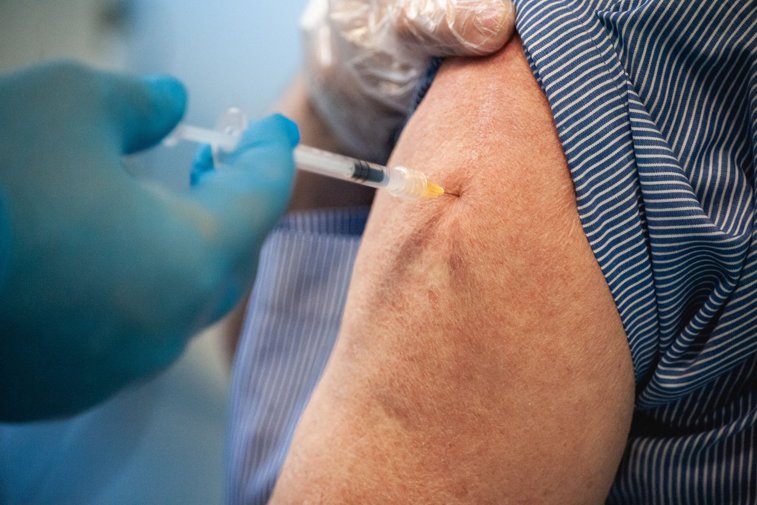 Imaginea articolului COMENTARIU Crenguţa Nicolae: De fapt, de ce să mai ţinem vaccinurile pentru bătrâni?