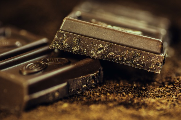Imaginea articolului Ciocolata neagră, în topul celor mai sănătoase alimente. Ce afecţiuni previne
