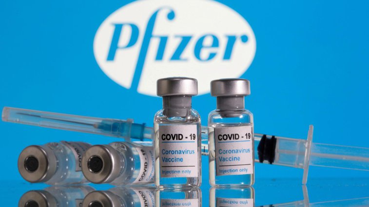 Imaginea articolului UE vrea ca vaccinul anti-COVID de la Pfizer să fie adaptat la varianta Omicron. Pfizer: Nu ştim dacă este necesar