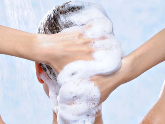 Imaginea articolului Cât de des trebuie să-ţi speli părul. Alegerea potrivită pentru fiecare tip de păr

