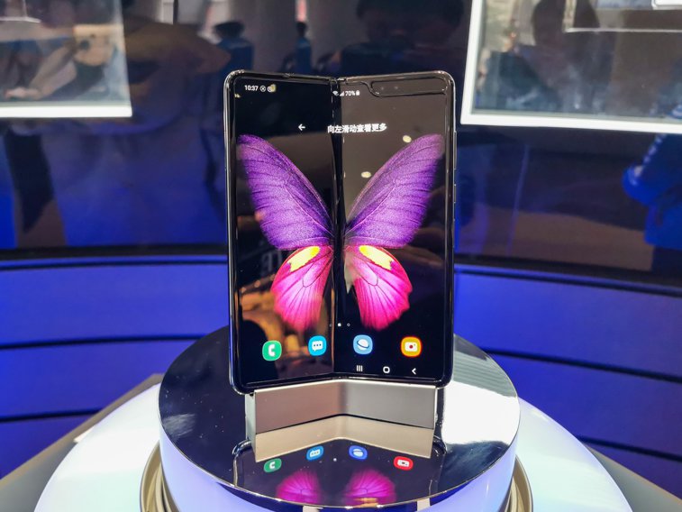 Imaginea articolului Costă 2.000 de dolari şi e fragil. Chiar şi aşa, smartphone-ul pliabil Samsung Galaxy Fold este un mare succes