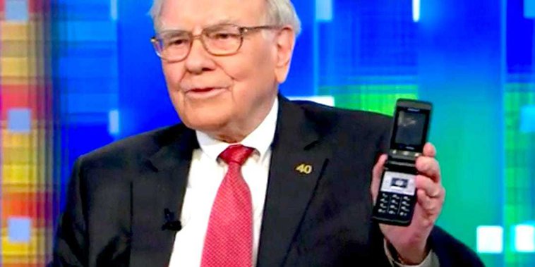 Imaginea articolului Warren Buffett, multă vreme cel mai bogat om din lume, şi-a schimbat telefonul cu clapetă, vechi de 10 ani. Modelul pentru care a optat miliardarul
