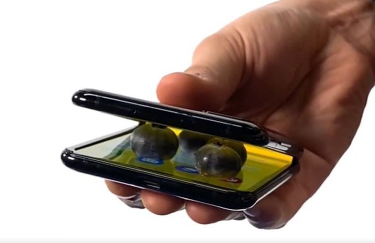 Imaginea articolului Au strivit fructe şi alte alimente cu două telefoane pliabile, Motorola Razr şi Galaxy Z Flip | VIDEO