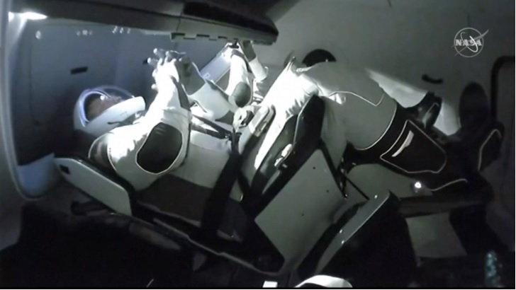 Imaginea articolului VIDEO | Crew Dragon a ajuns la Staţia Spaţială Internaţională. Cu ce melodie şi-au pregătit astronauţii andocarea după 19 ore de zbor