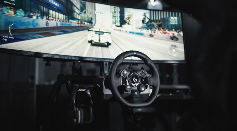 Imaginea articolului Noul volan de la Logitech îţi dă senzaţia că eşti pe scaunul unui pilot, într-o cursă reală