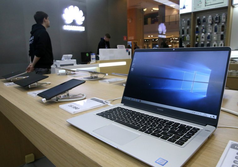 Imaginea articolului Dacă nu mai vrei telefoane Huawei, ce zici de laptopuri?
