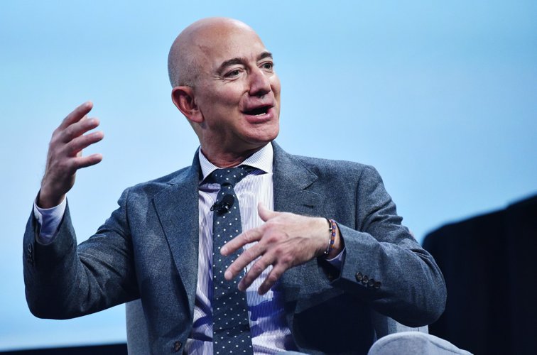 Imaginea articolului Jeff Bezos ameninţat cu ghilotina