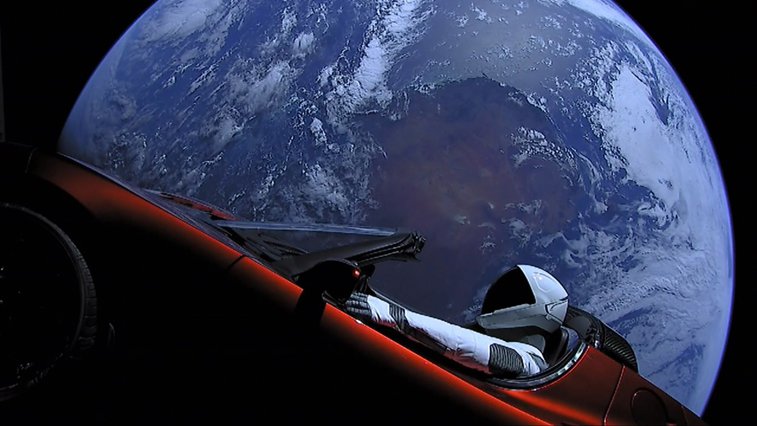 Imaginea articolului Starman, manechinul lansat de SpaceX la volanul unei maşini Tesla, s-a apropiat pentru prima dată de Marte