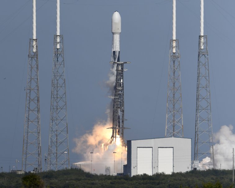 Imaginea articolului Divertisment... din spaţiu. SpaceX a lansat un nou satelit pe orbită