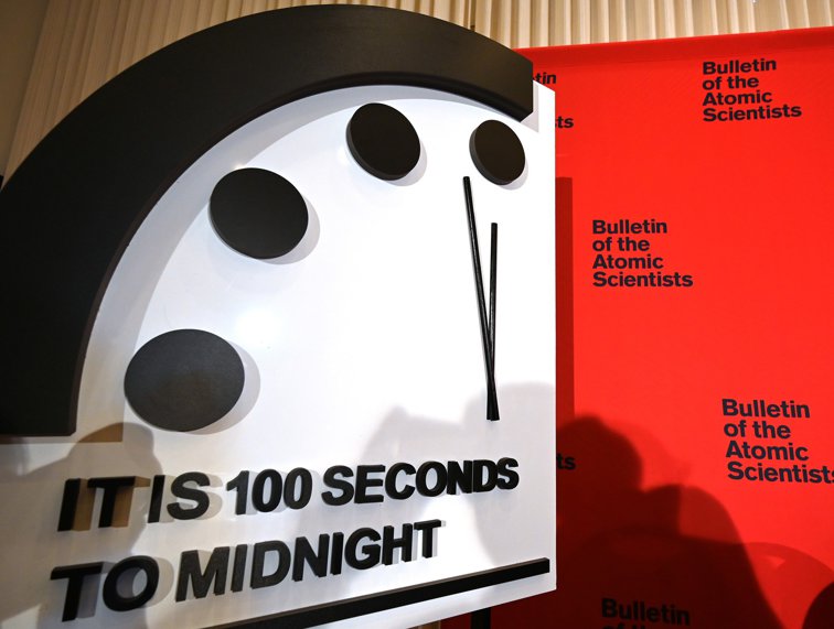 Imaginea articolului ”Ceasul apocalipsei,” care arată simbolic câte minute ne despart de o catastrofă de proporţii globale, a fost setat la 100 de secunde de miezul nopţii. Ce spun oamenii de ştiinţă