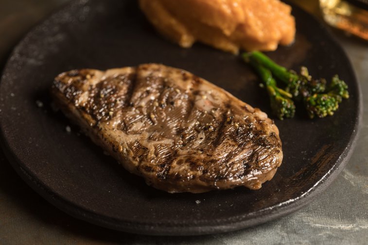 Imaginea articolului A fost deschis primul restaurant care serveşte carne artificială. Carnea obţinută prin bioprintare 3D este o variantă pentru vegetarieni