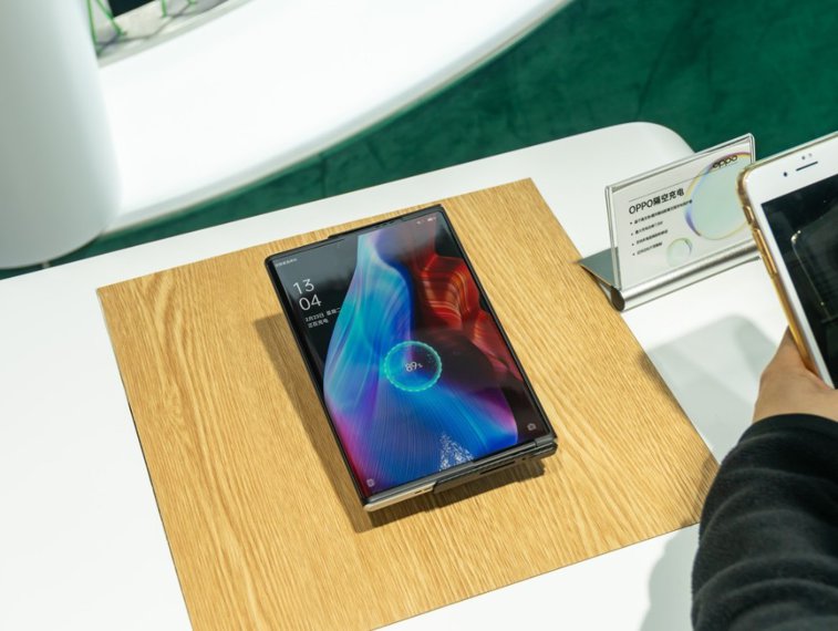 Imaginea articolului Oppo plănuieşte să revoluţioneze smartphone-ul înaintea celor de la Samsung şi lansează ecranul rulabil