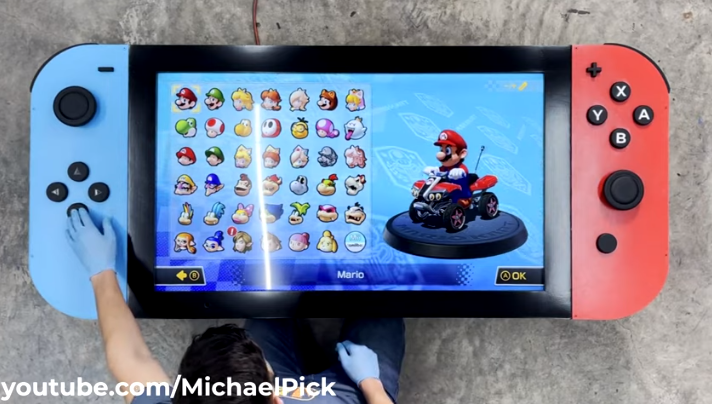 Imaginea articolului VIDEO Un gamer a construit cea mai mare consolă. Cântăreşte 29 de kilograme şi are display 4k