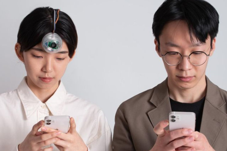 Imaginea articolului „Al treilea ochi” pentru omul viitorului, dependent de telefonul mobil. Soluţia satirică propusă de un designer sud-coreean