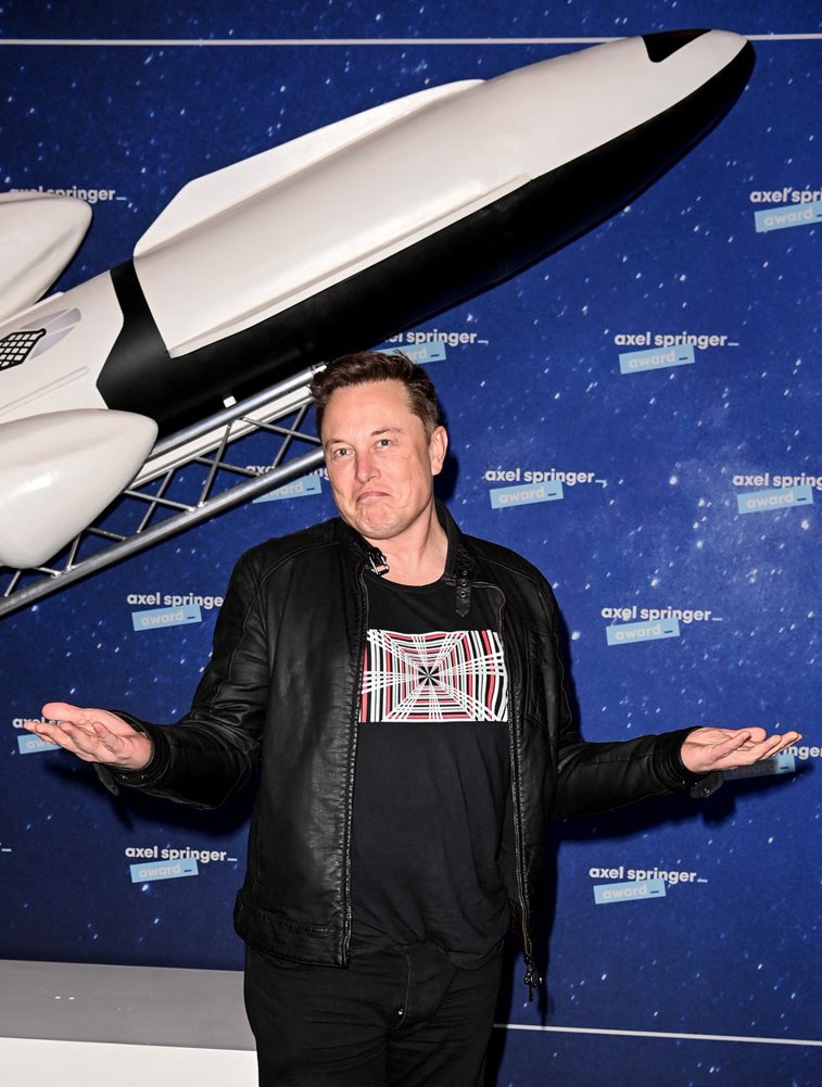 Imaginea articolului Ultima bătaie de cap a lui Elon Musk: să ofere acces la internet pe durata zborurilor comerciale