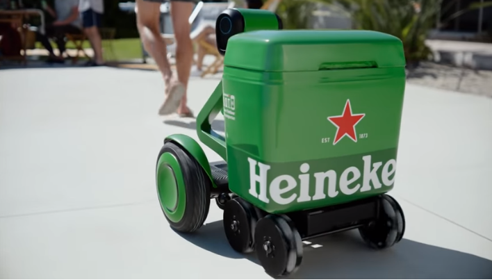 Imaginea articolului Heineken a creat robotul care îşi urmăreşte stăpânul şi îl serveşte cu bere rece. Cine poate avea un astfel de ”partener”