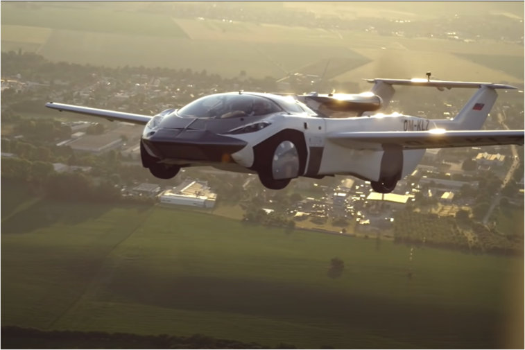 Imaginea articolului VIDEO AirCar, maşina zburătoare care poate prinde 190 km/h, la altitudini de până la 2500 de metri