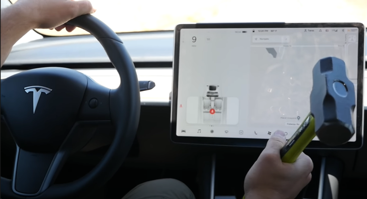 Imaginea articolului VIDEO Tableta de control a maşinii Tesla Model 3, supusă la testul ciocanului de un vlogger