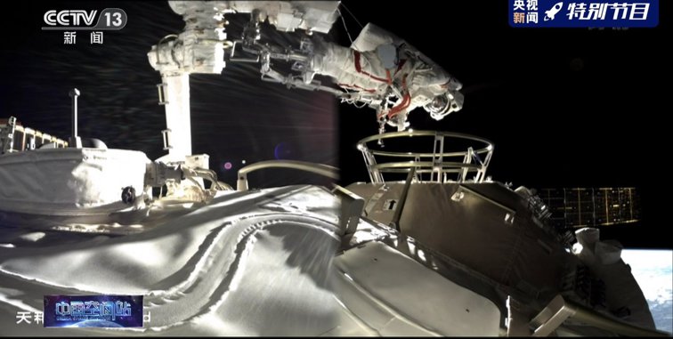 Imaginea articolului VIDEO Zi de lucru în spaţiu, pentru astronauţii chinezi. Primul „spacewalk” efectuat de Liu Boming şi Tang Hongbo