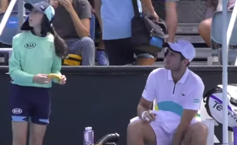 Imaginea articolului VIDEO | Prima reacţie a jucătorului de tenis care a pus o fată de mingi să-i decojească o banană, la Australian Open. Cum se apără de critici