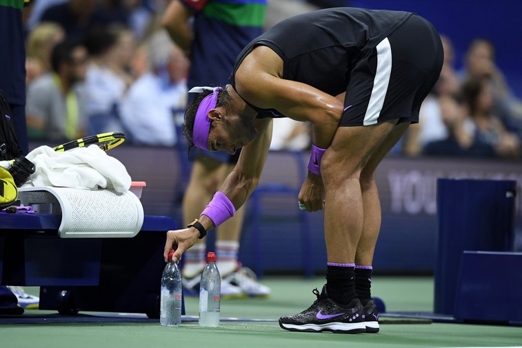 Imaginea articolului Rafael Nadal a explicat motivul din spatele obiceiului său de a-şi aşeza meticulos sticlele cu apă