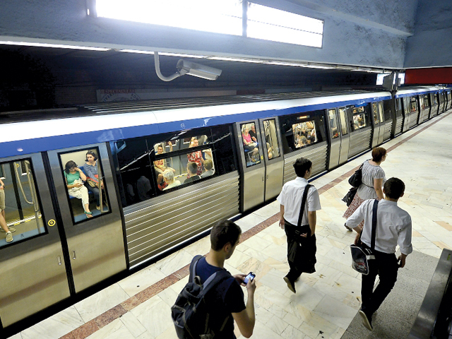 Imaginea articolului Suporterii unei echipe din Capitală au scos din metrou un tânăr asiatic, de teama coronavirusului 