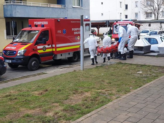 Imaginea articolului Bărbat izolat la domiciliu, dus la spitalul din Târgu Mureş, cu febră şi tuse. A fost transportat de un echipaj SMURD | FOTO