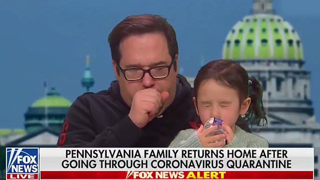 Imaginea articolului VIDEO: Gestul şocant al unui tată ieşit din carantină din cauza coronavirusului. A tuşit şi a împărţit aceeaşi sticlă de apă cu fiica lui