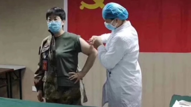 Imaginea articolului O doctoriţă din China şi-a injectat în braţ un vaccin pentru coronavirus. Nu a fost testat nici măcar pe animale