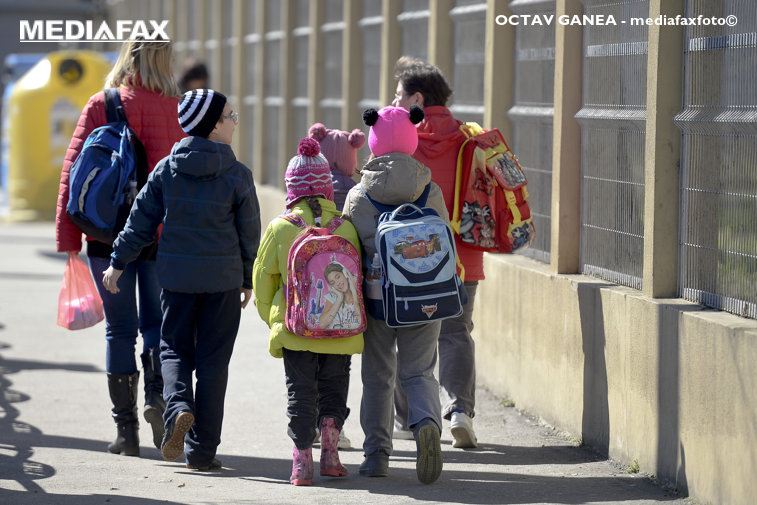 Imaginea articolului Un senator cere închiderea şcolilor din România de teama COVID-19