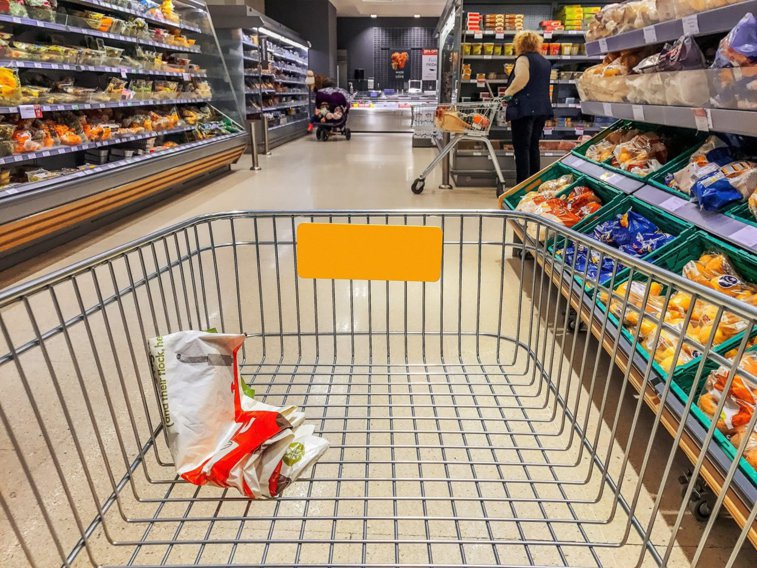 Imaginea articolului Cel mai mare retailer din România anunţă măsuri în cazul COVID-19: odată pe oră, suprafeţele des folosite sunt şterse 