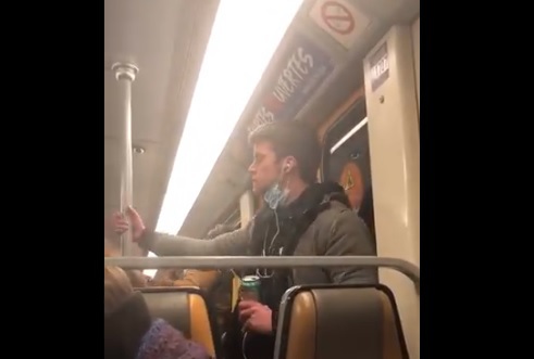 Imaginea articolului VIDEO | Moment revoltător la metroul din Bruxelles: un tânăr cu mască a contaminat o bară de susţinere. Reacţia imediată a autorităţilor