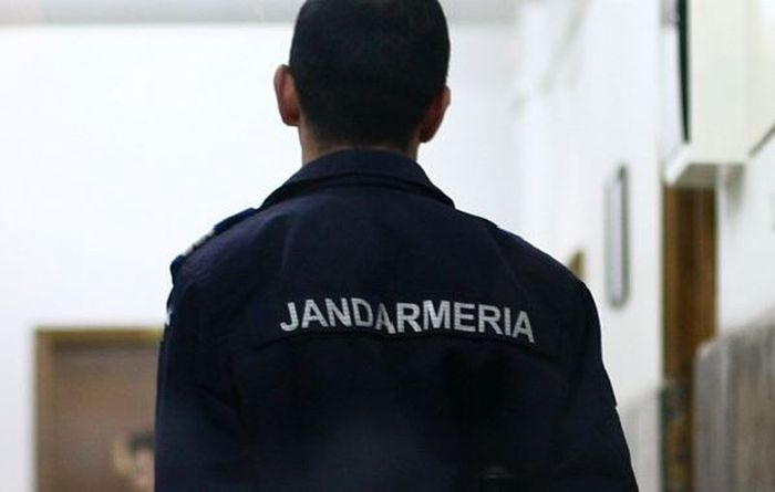 Imaginea articolului Versurile unui jandarm din Prahova: “Carantină/Pandemie/Shopping pân' la nebunie” 