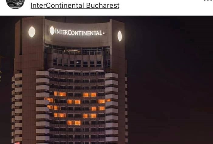 Imaginea articolului O inimă a apărut pe hotelul Intercontinental. Mesaj de solidaritate în toată Europa. FOTO