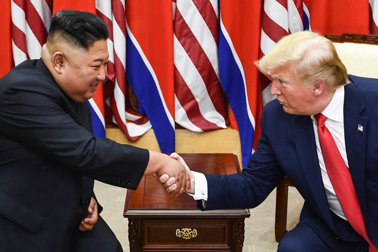 Imaginea articolului Donald Trump vrea pace cu Coreea de Nord în perioada coronavirusului. Ce i-a scris lui Kim Jong Un