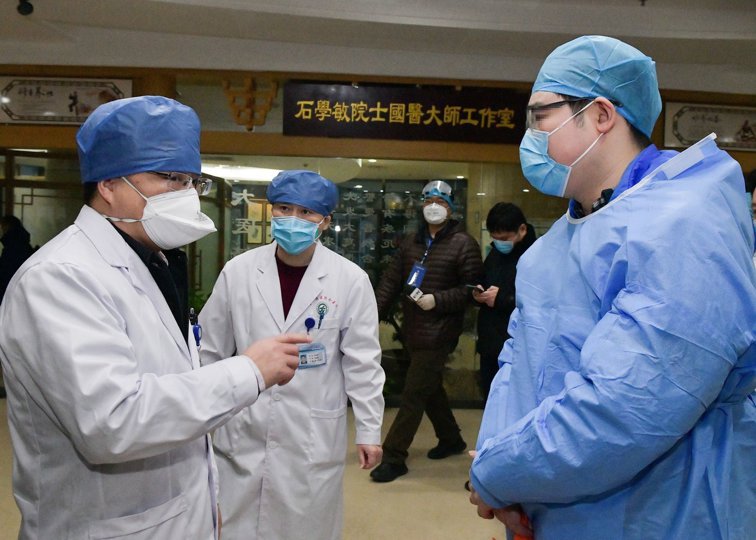 Imaginea articolului Descoperirile făcute de medicii chinezi după 29 de autopsii: cum acţionează coronavirusul şi ce schimbări produce, în realitate, în corpul uman