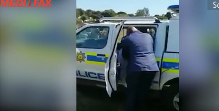 Imaginea articolului Nuntă oprită de poliţie în Africa de Sud. Motivul pentru care mirele, mireasa şi cei 40 de nuntaşi au fost conduşi la secţie