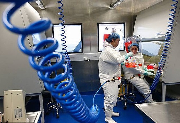 Imaginea articolului FOTO | Imagini rare din laboratorul din Wuhan: teoria conspiraţiei spune că aici s-ar fi ”creat” noul coronavirus. Oamenii de ştiinţă, îmbrăcaţi în costume SF