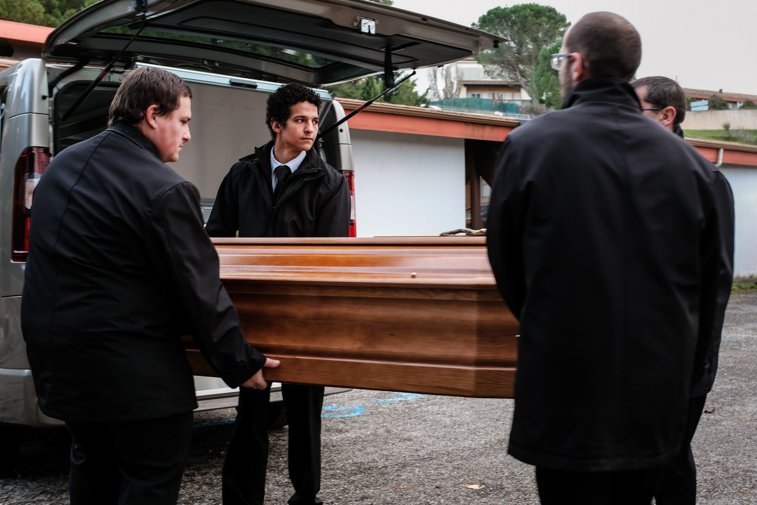 Imaginea articolului Înmormântari pe datorie din cauza crizei COVID 19. Ajutoarele de la stat ajung chiar şi după câteva luni de la depunerea actelor