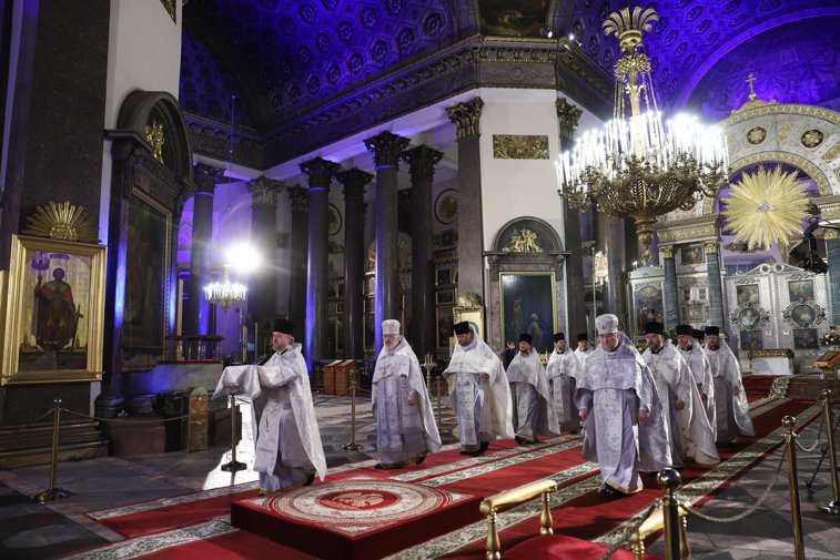 Imaginea articolului FOTO | Ruşii nu au putut sta departe de biserică în Noaptea de Înviere / Doar la Moscova situaţia a fost diferită