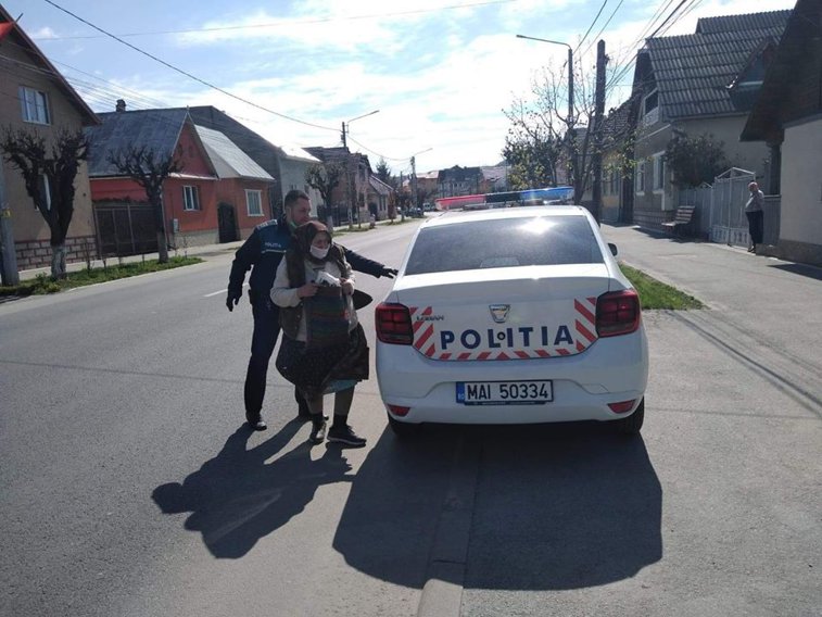 Imaginea articolului Imaginea săptămânii | O bătrânică a fost urcată în maşina de poliţie deşi avea declaraţia pe proprie răspundere. Povestea din spatele fotografiei