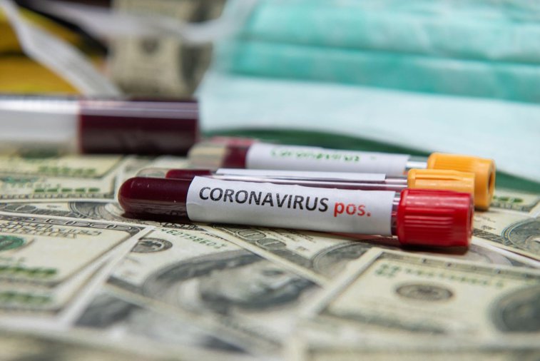 Imaginea articolului Cum vor profita liderii „atotputernici” de criza coronavirusului. De teama pandemiei, oamenii au renunţat la libertăţile personale