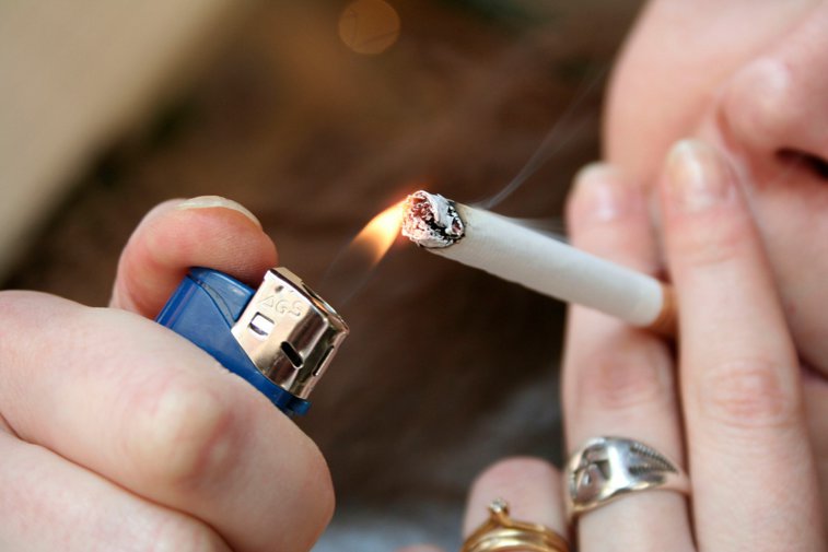 Imaginea articolului Veşti mai bune pentru fumători. Cercetătorii vor testa plasturi cu nicotină pe pacienţii infectaţi cu Covid-19