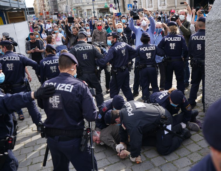 Imaginea articolului Proteste în mijlocul unei capitale mari din Europa. Cetăţenii au cerut demisia Guvernului