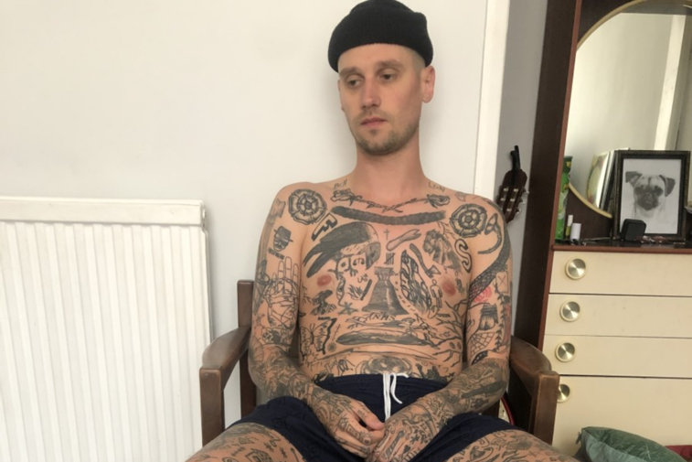 Imaginea articolului Un tatuaj pentru fiecare zi de izolare. Metoda unui artist britanic: ”Fără rutină mi-aş fi pierdut minţile”