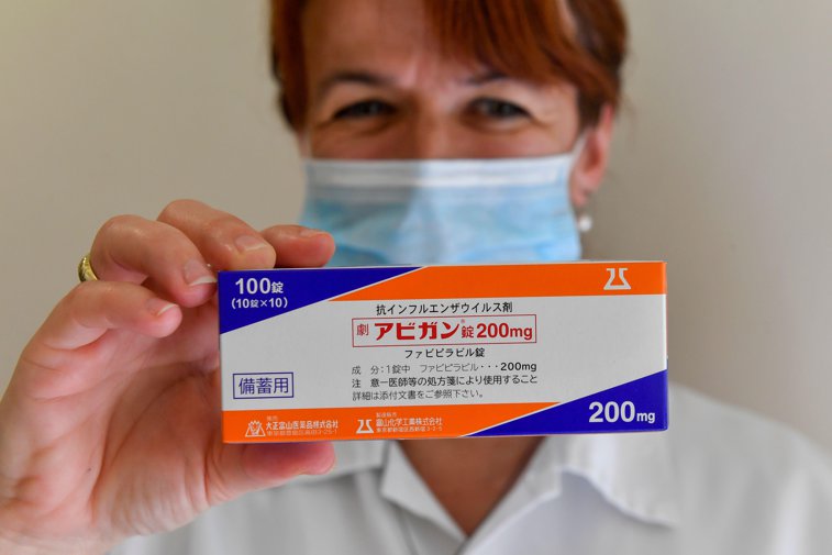 Imaginea articolului Un medicament japonez care împiedică SARS COV 2 să intre în plămâni va ajunge la pacienţii din România