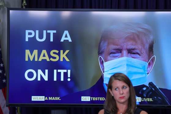 Imaginea articolului Trump îndeamnă pe americani să poarte mască pe măsură ce numărul de cazuri creşte. „Cred că măştile sunt bune”